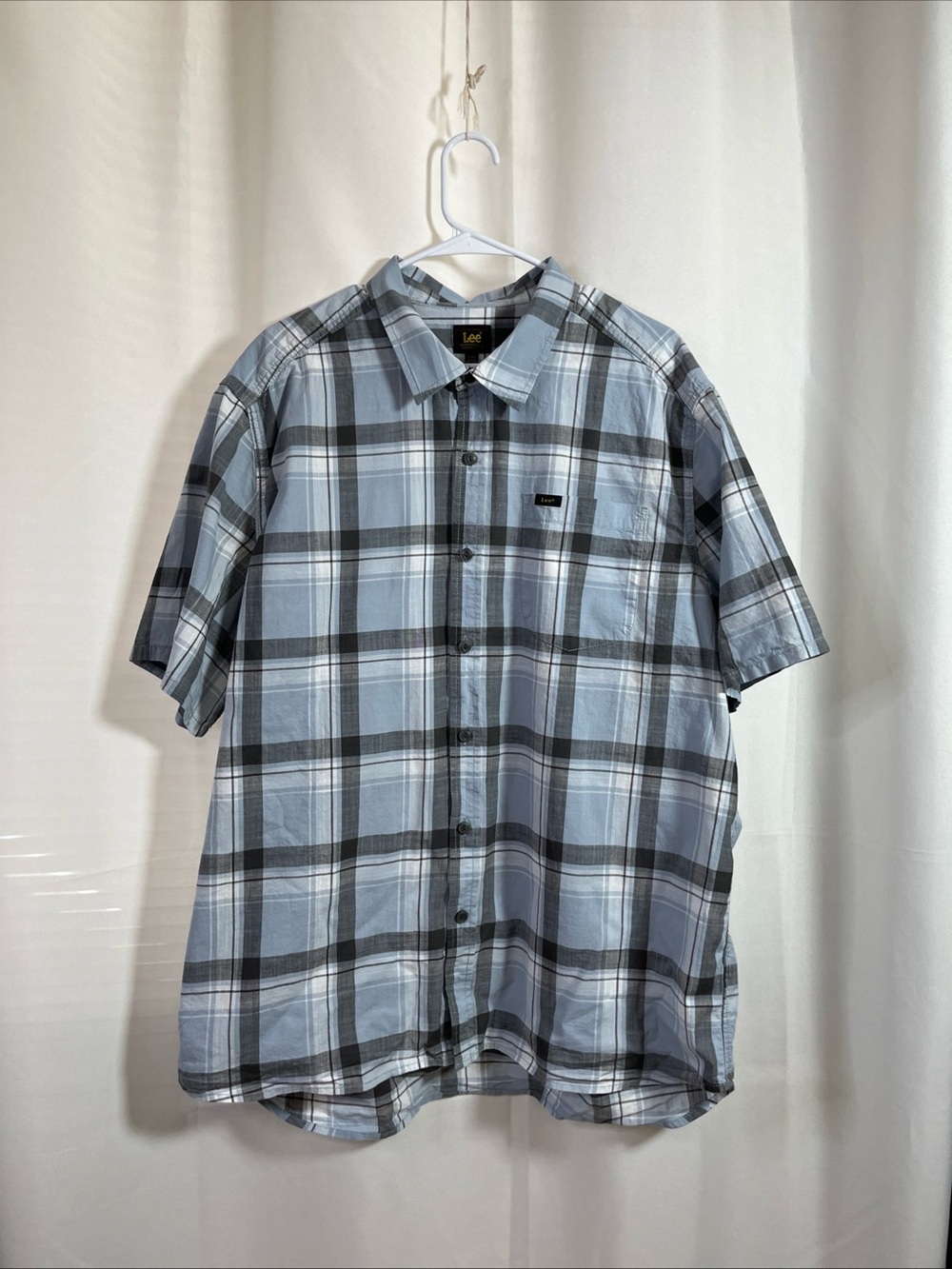 Lee Men's Short Sleeve Plaid Button-Up Shirt in Light Blue and Gray